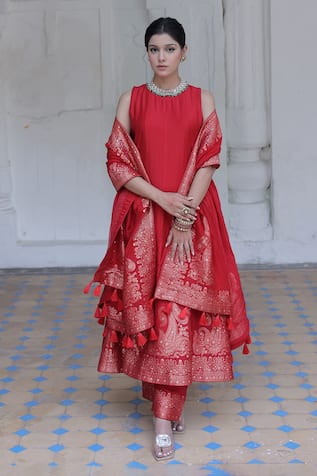 Safaa Ameera Paisley Breeze Woven Kurta Pant Set 