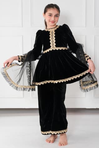 The Pony & Peony Co. Embellished Velvet Kurta Pyjama Set 