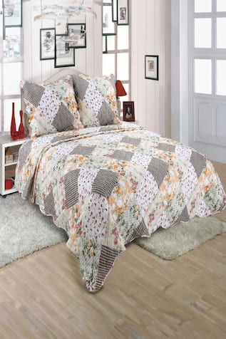 Floral Bloom Print Quilt With Pillow Covers 
