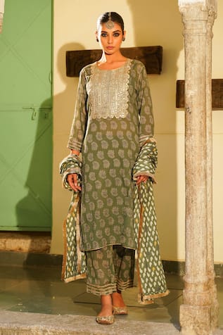 The Home Affair Paisley Printed Kurta Set With Dupatta 