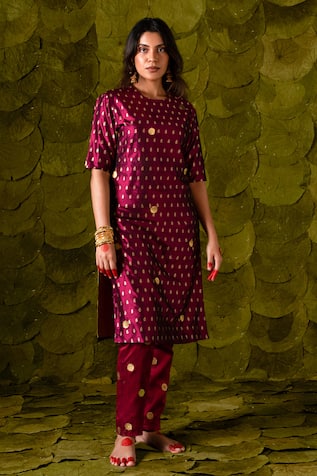 Latha Puttanna Tangi Aari Embroidered Kurta & Pant Set 