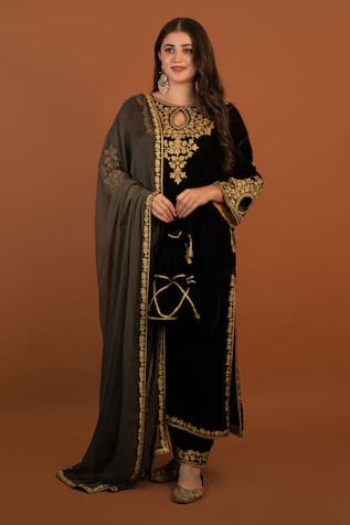 Daljit Sudan Velvet Aari Embroidered Phiran Kurta Set 