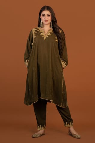 Daljit Sudan Velvet Placement Embroidered Kurta & Pant Set 