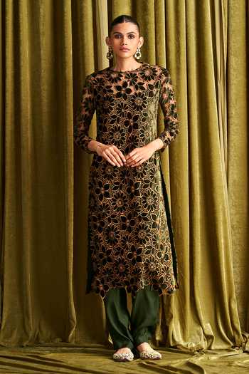 Qala Clothing Tasha Floral Embroidered Kurta With Pant 