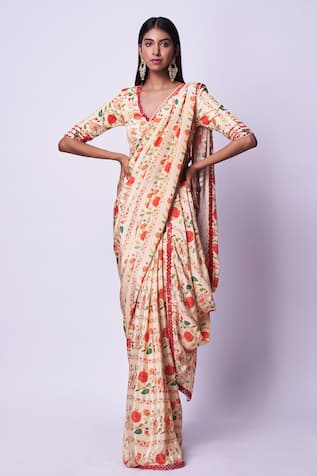 Kavitha Gutta Floral Pattern Saree With Blouse 