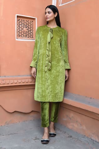 NUHH Satin Tie-Up Velvet Kurta With Pant 