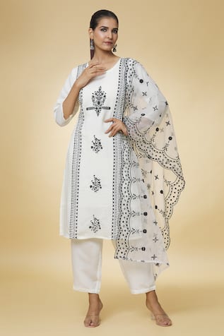 Samyukta Singhania Leaf Embroidered Kurta Set 