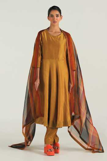 Til Ghera Anarkali With Straight Fit Pant 