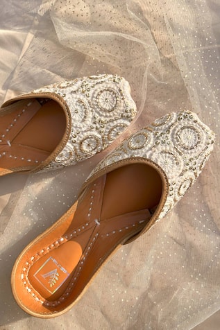 Aafreen Geometric Pattern Cutdana & Thread Work Juttis 
