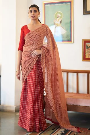 Vaayu Checkered Pattern Saree With Blouse 