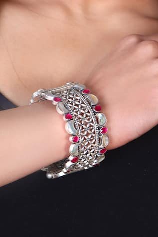 Noor Kundans Embellished Bangle 