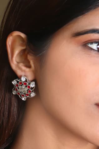 Noor Kundan Embellished Floral-Shaped Stud Earrings 