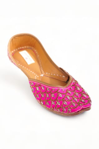 Laila Crystal Embellished Juttis 