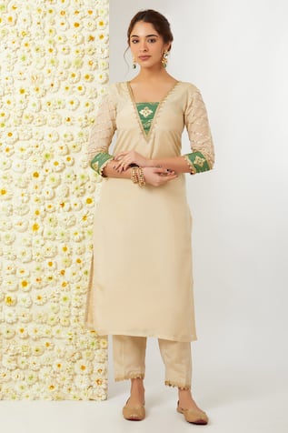 Tashee Floral Work Kurta & Pant Set 