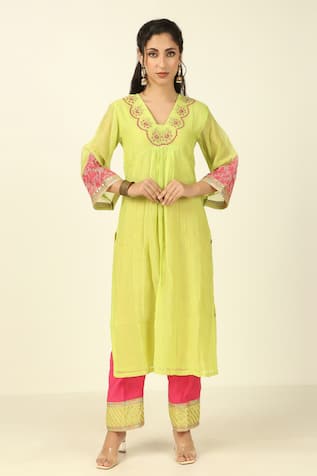 Tashee Floral Threadwork Kurta With Pant 