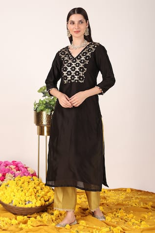 Tashee Zari Blossom Yoke Embroidered Kurta With Pant 