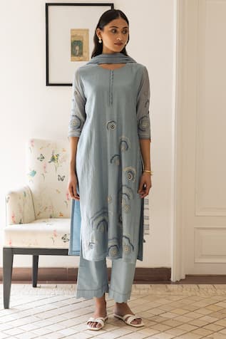 Vaayu Floral Thread Embroidered Kurta Set 