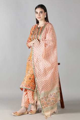 Sheeshakari Floral Pattern Mirror Yoke Embroidered Kurta Pant Set 