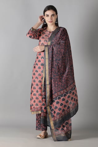 Sheeshakari Leaf Pattern Embroidered Kurta Pant Set 