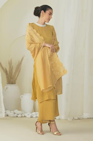 PREETI MEHTA Kurta Set With Flower Embroidered Dupatta 