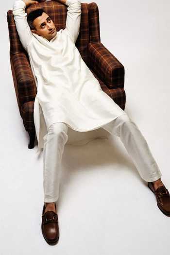 Roohbyridhimaa Shwet Kurta With Pant 