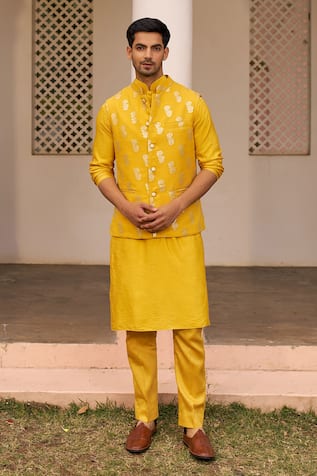 Chhavvi Aggarwal Bloom Woven Banarasi Bundi Kurta Set 