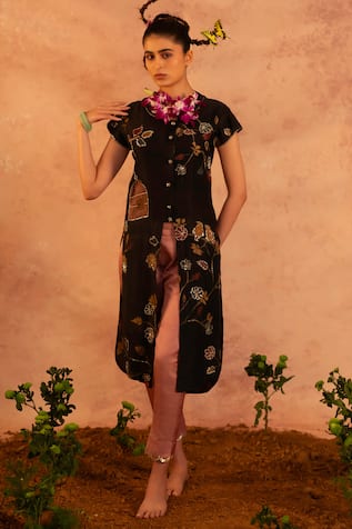 Aamra By Lavanya Bird Cage Kalamkari Hand Painted Slit Kurta With Pant 