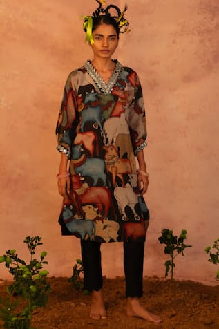 Aamra By Lavanya Pichwai Kalamkari Hand Painted Kurta With Pant 