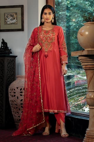 SHASHANK ARYA Swirl Thread Embroidered Asymmetric Kurta Dhoti Pant Set 