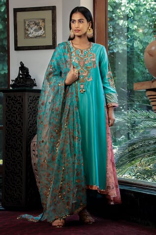 Shashank Arya Ombre Side Panel Embroidered Kurta Dhoti Pant Set 
