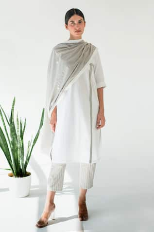 Merakus Applique Kurta Set With Contrast Stole 