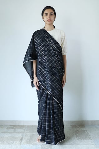 Merakus Zari Chequered Pattern Saree With Blouse 