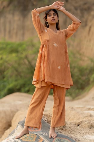 Nirjara Nara Floral Pattern Kurta & Pant Set 