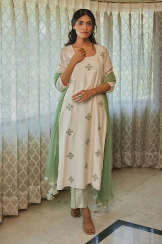 Kapraaaha Straight Embroidered Kurta & Pant Set 