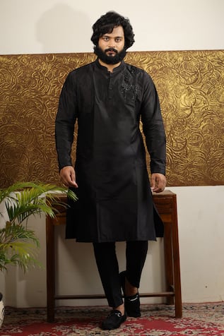 Hilo Design Reindeer Embroidered Kurta & Pant Set 