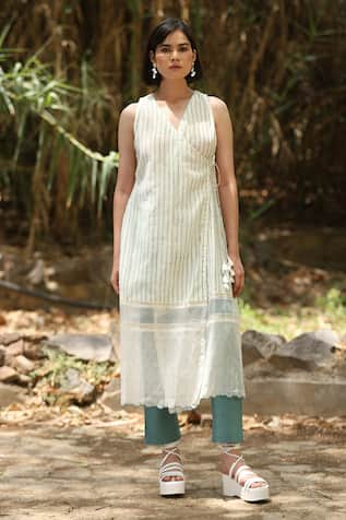 Weaver Story Stripe Pattern Chanderi Silk Kurta With Pant 