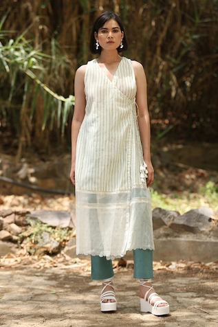Weaver Story Stripe Pattern Chanderi Silk Kurta With Pant
