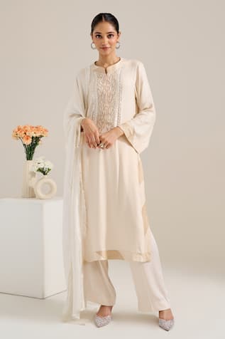 Siyona by Ankurita Sundari Embroidered Neck Kurta Set 