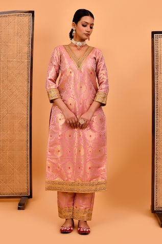 Bannhi Floral Banarasi Pattern Kurta With Pant 