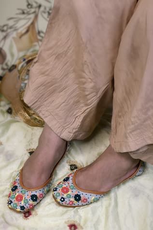 Raisa Gullista Thread Embroidered Juttis 