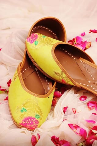 Tota Maina Woven Juttis 