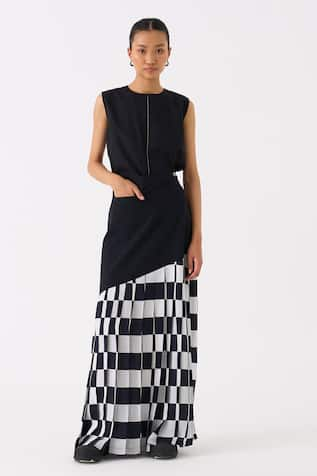 THREE Sleeveless Top With Chequered Pattern Skirt 