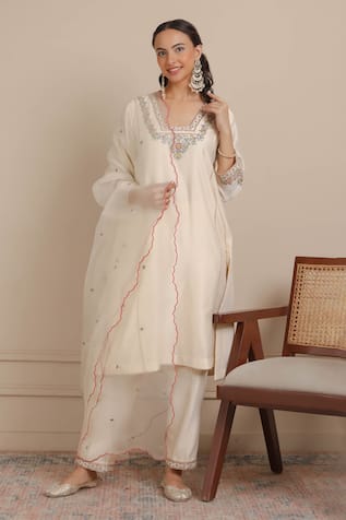 Nemaani Floral Thread Embroidered Kurta Pant Set 