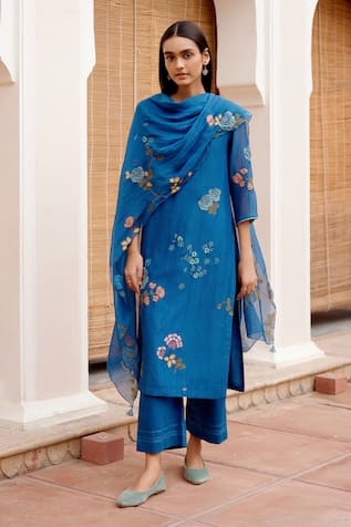 Vaayu Floral Embroidered Kurta Set 