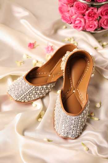 5elements Hiranya Shell Embellished Juttis 