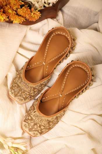 5elements Shailaja Cutdana Embroidered Juttis 