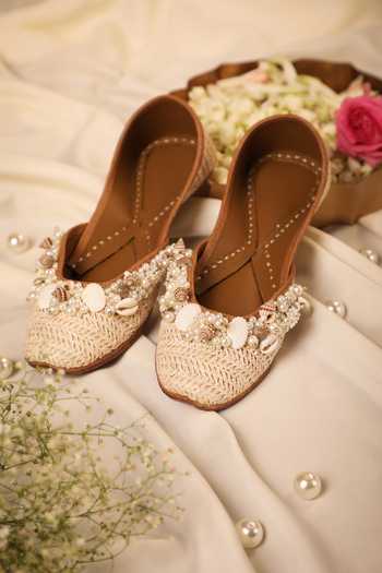 5elements Sreeja Sea Shell Embellished Juttis 