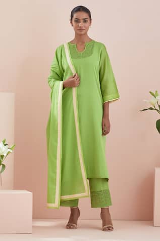 Vinusto Embroidered Kurta Pant Set 