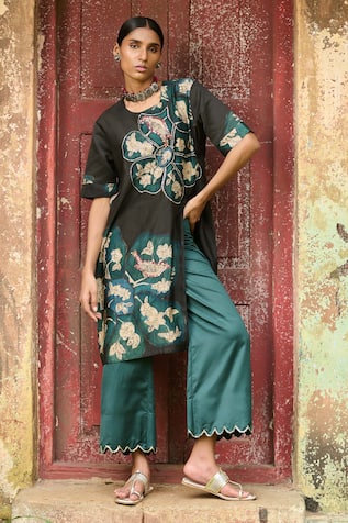 AAMRA BY LAVANYA Noir Kalamkari Floral Kurta With Pant 