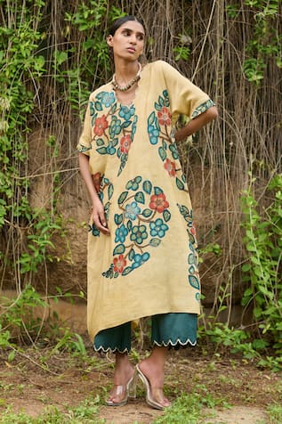 AAMRA BY LAVANYA Kalamkari Floral Paisley Oversize Kurta With Pant 